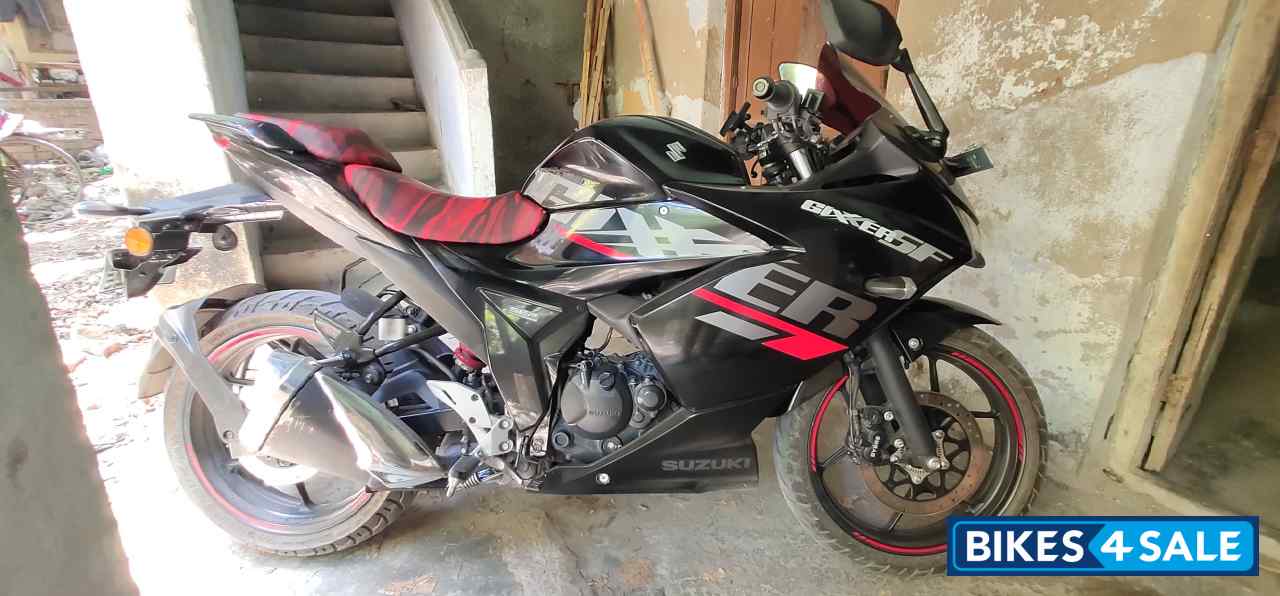 Glossy Black Suzuki Gixxer SF BS6