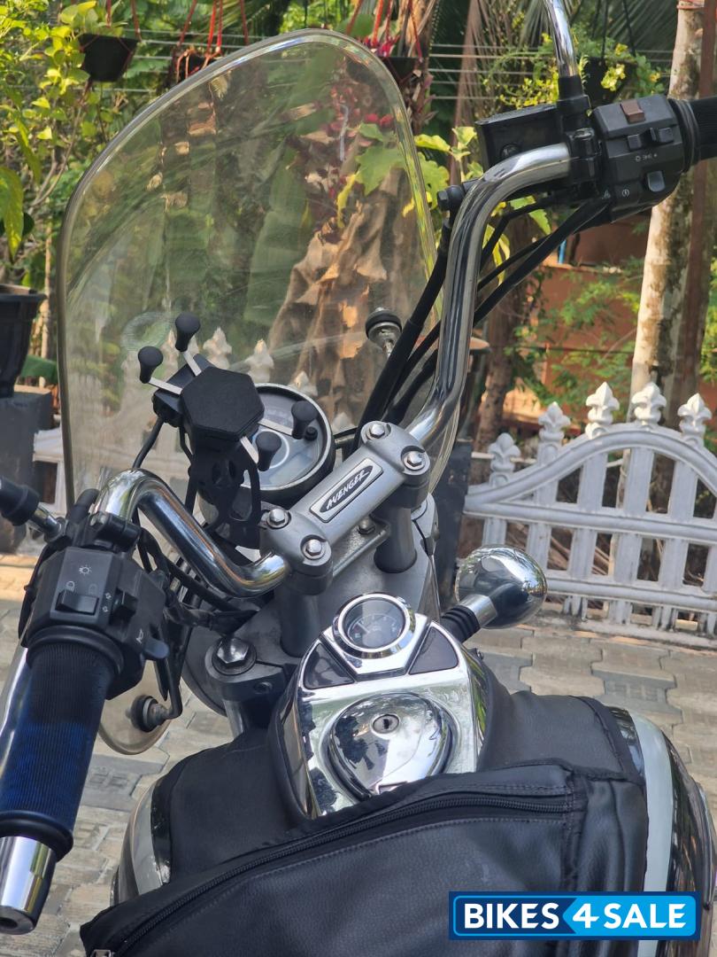 Black Bajaj Avenger Cruise 220