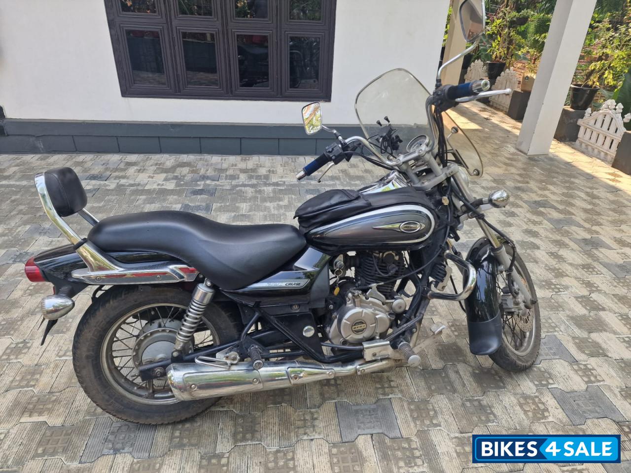 Black Bajaj Avenger Cruise 220