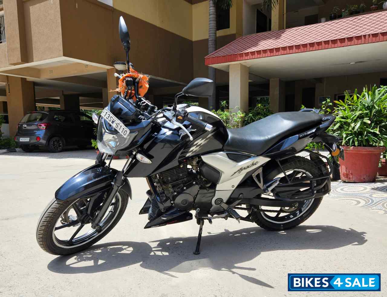 Racing Black TVS Apache RTR 160 4V