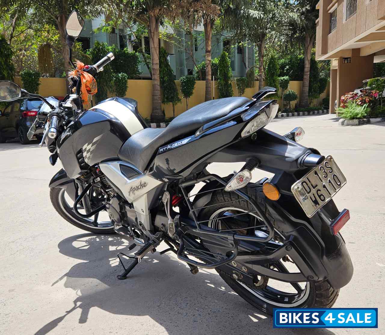 Racing Black TVS Apache RTR 160 4V