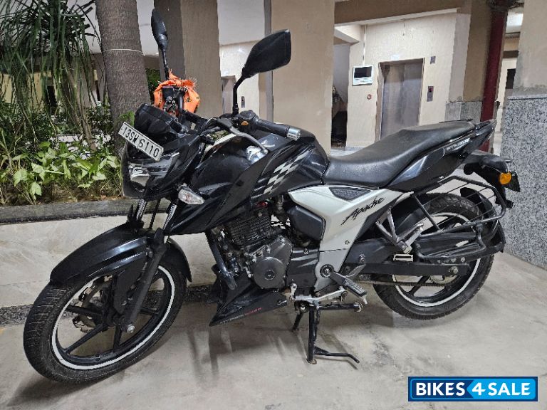 Racing Black TVS Apache RTR 160 4V