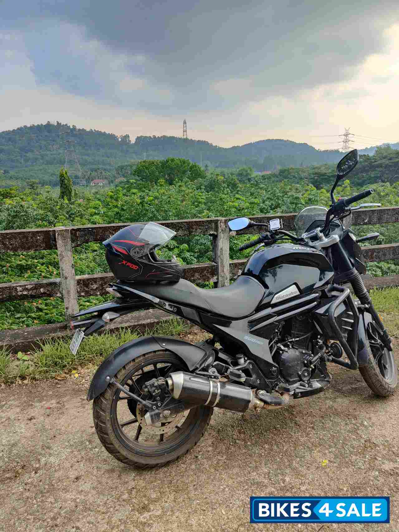 Mahindra Mojo 300 ABS BS6