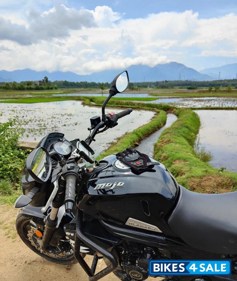 Mahindra Mojo 300 ABS BS6