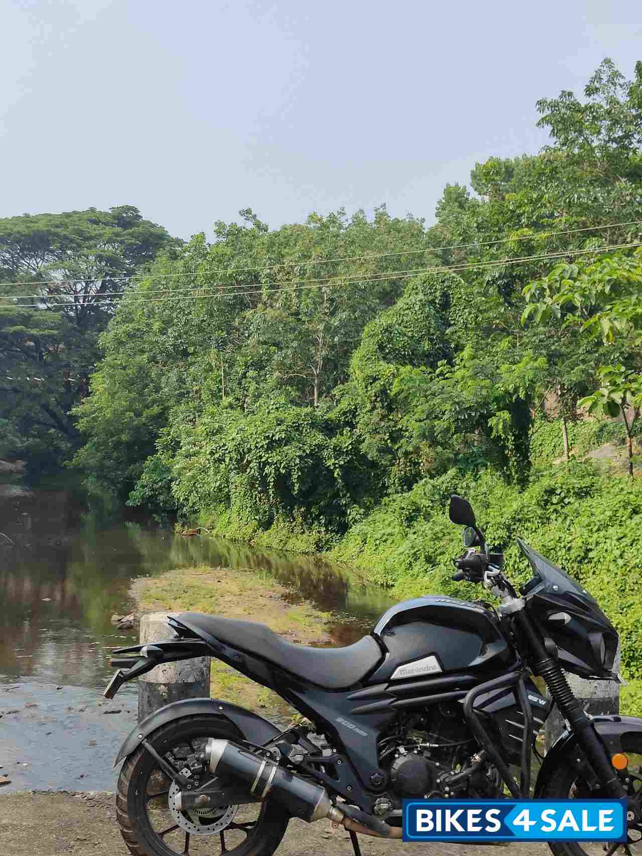 Mahindra Mojo 300 ABS BS6