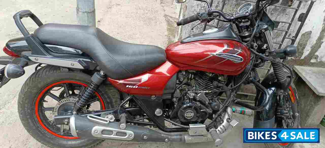 Red Bajaj Avenger Street 160 BS6