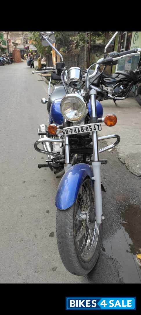 Blue Bajaj Avenger 220 DTS-i