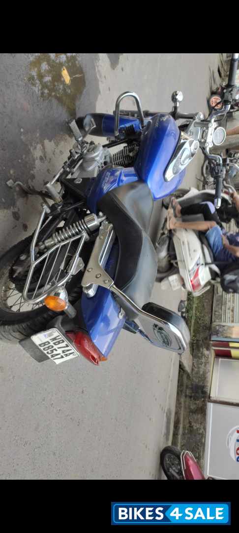 Blue Bajaj Avenger 220 DTS-i