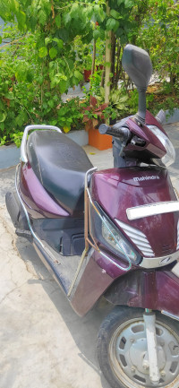 Magenta Mahindra Gusto