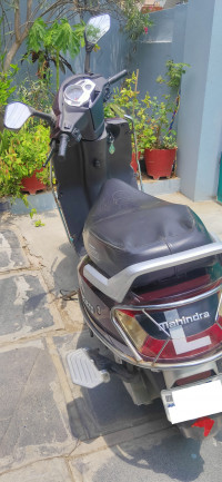 Magenta Mahindra Gusto