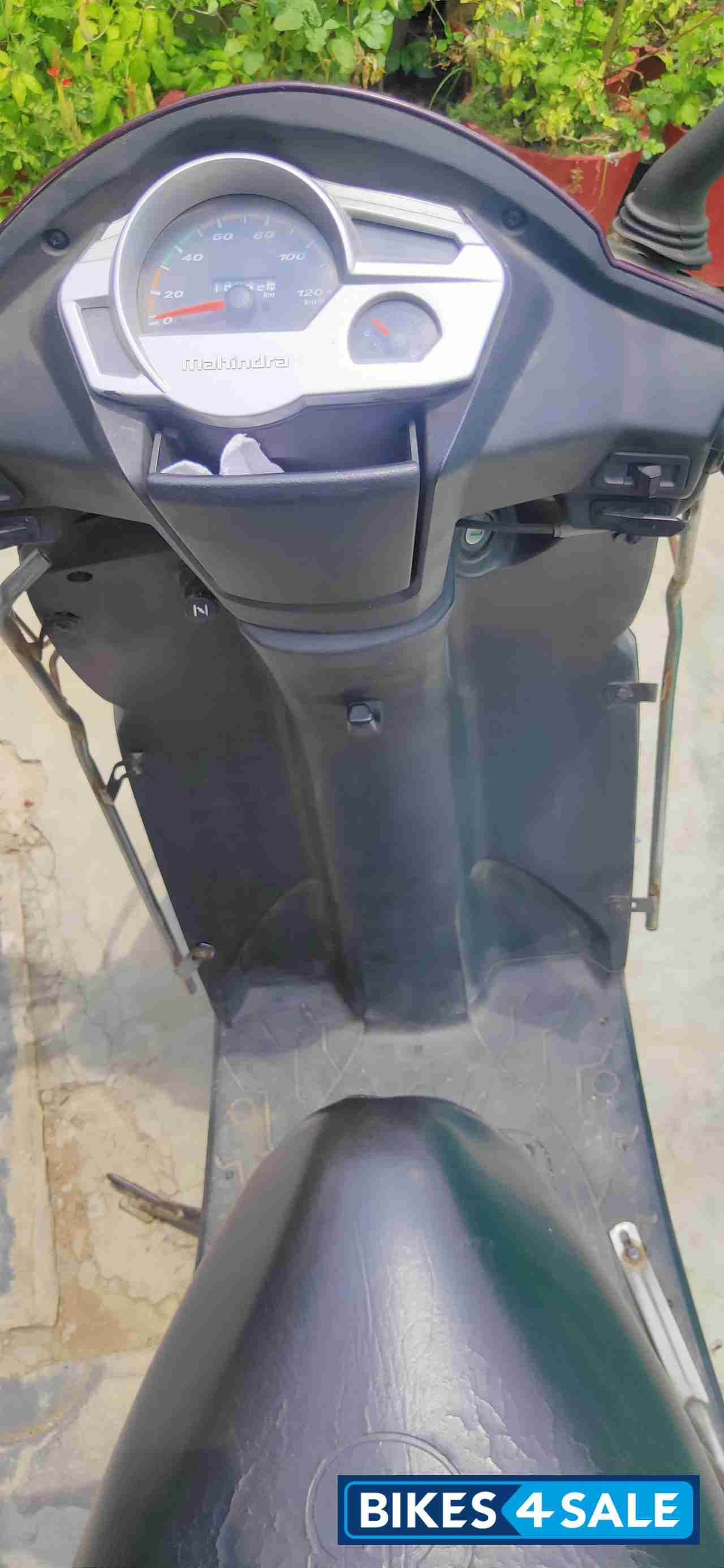 Magenta Mahindra Gusto