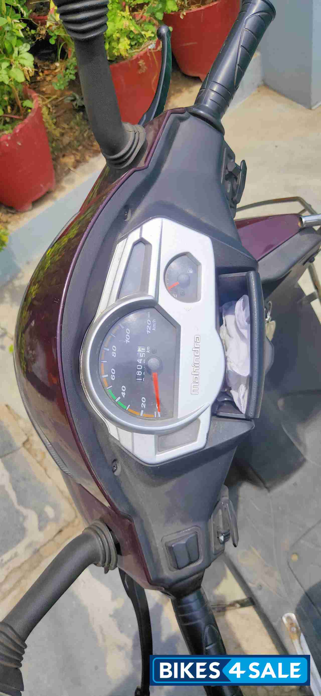 Magenta Mahindra Gusto