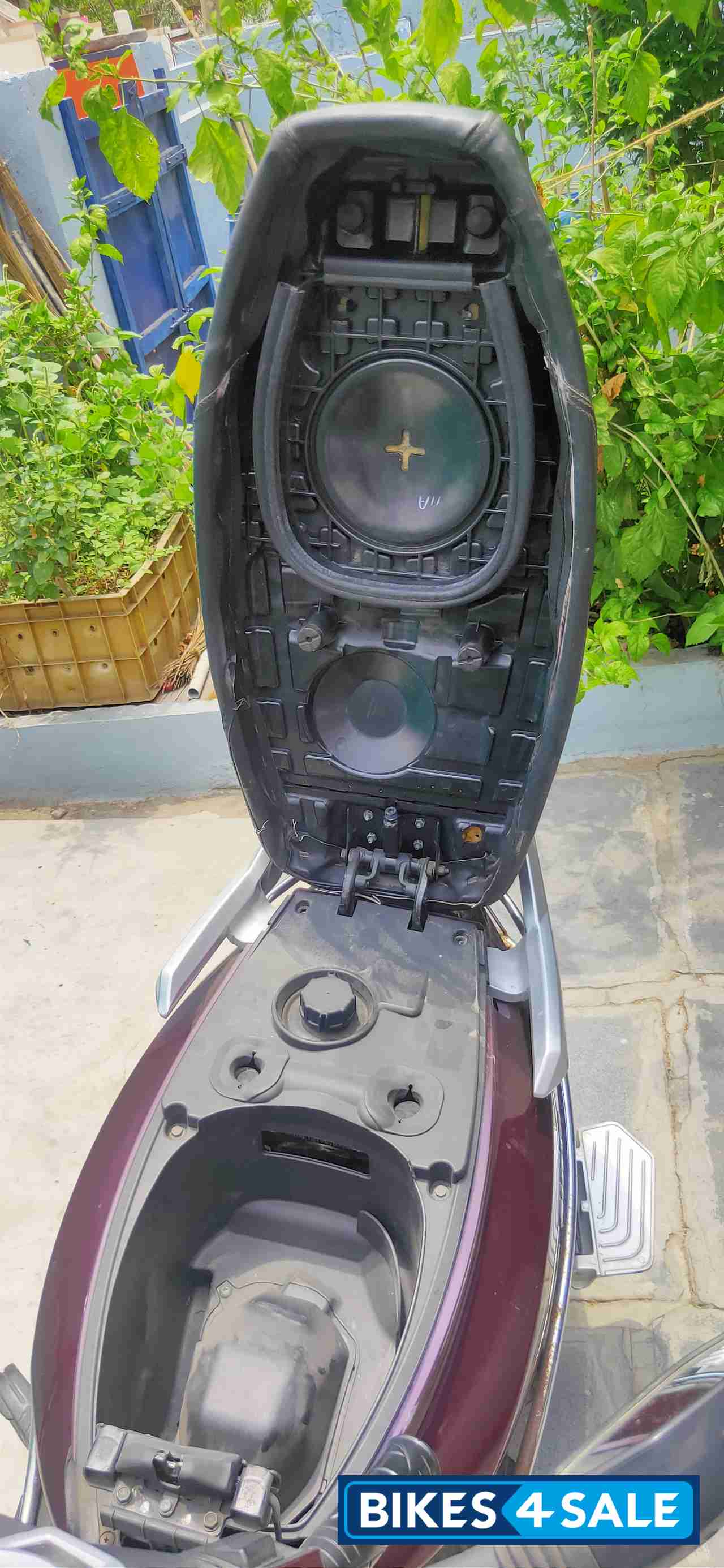 Magenta Mahindra Gusto