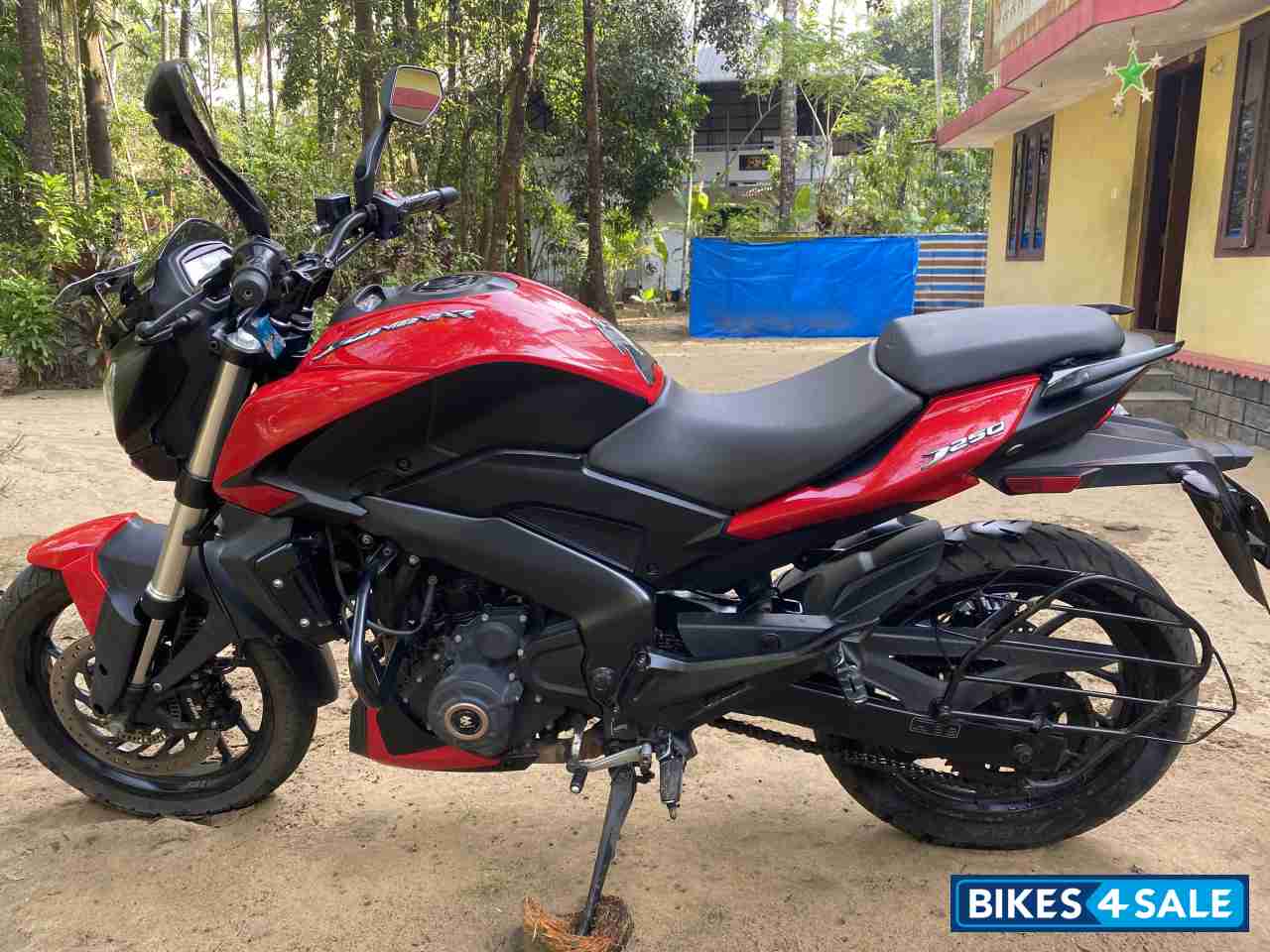 Red Bajaj Dominar 250
