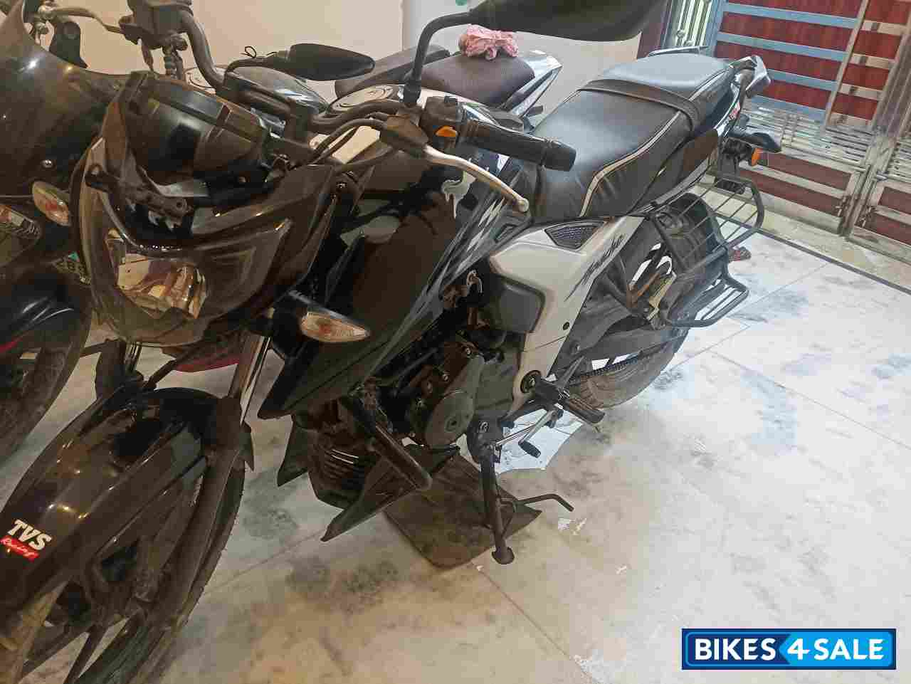 Black TVS Apache RTR 160 4V