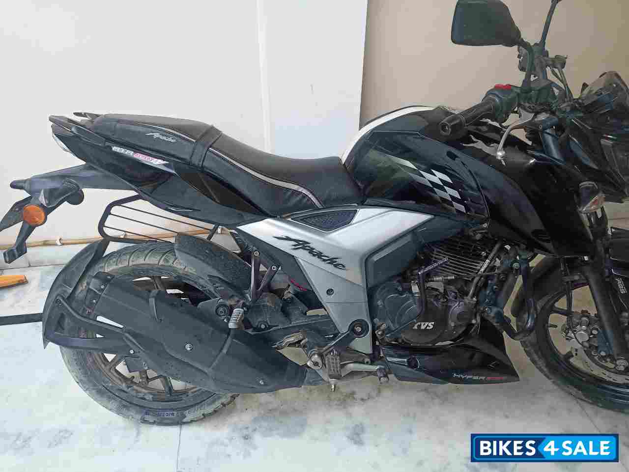 Black TVS Apache RTR 160 4V