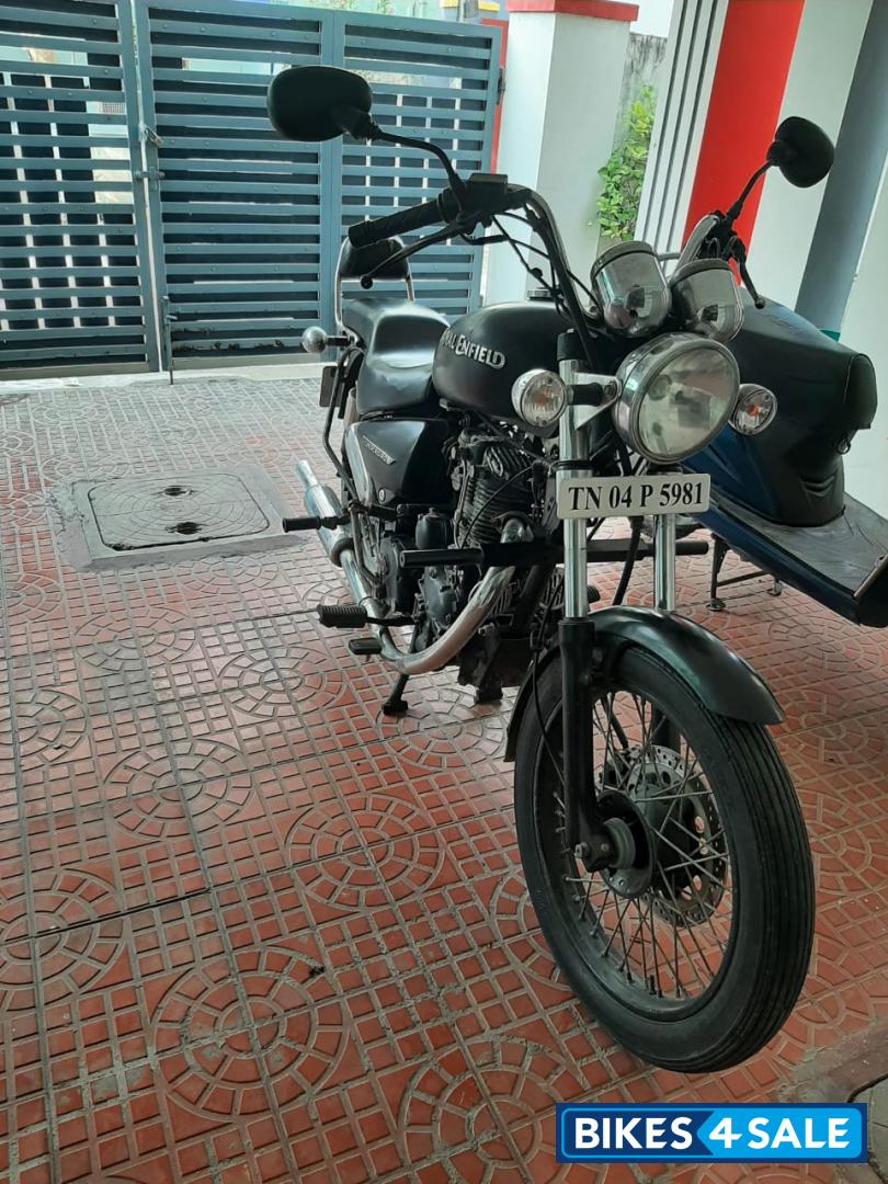 Black Royal Enfield Thunderbird 350