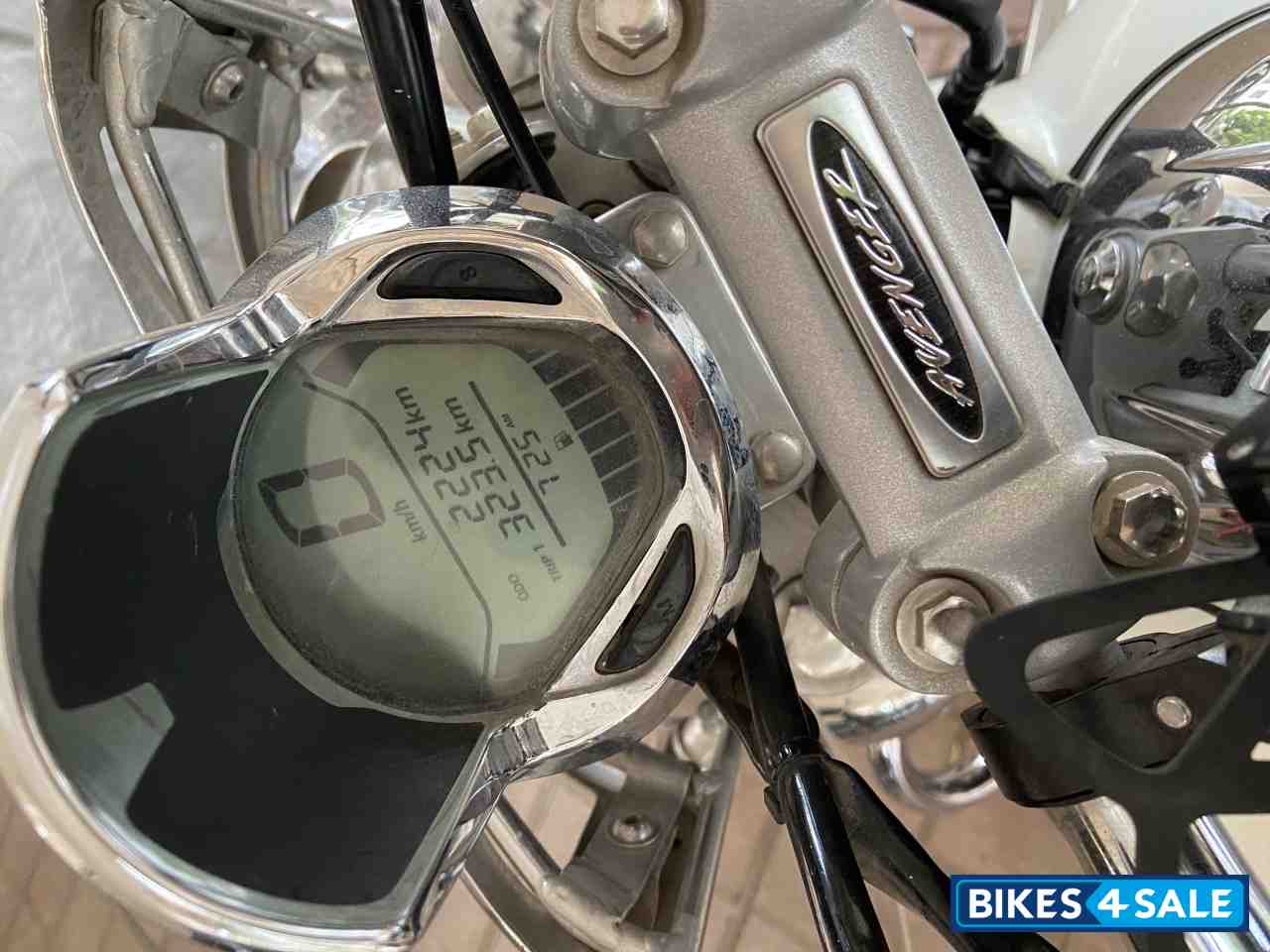 Moon White Bajaj Avenger Cruise 220