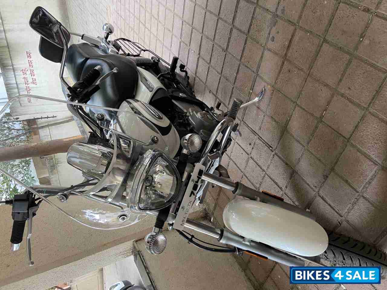 Moon White Bajaj Avenger Cruise 220 Moon White Bajaj Avenger Cruise 220