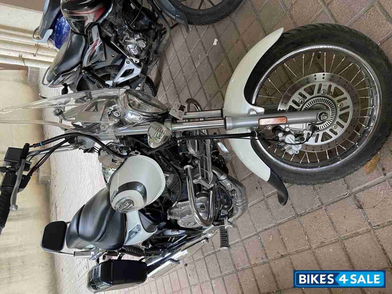 Moon White Bajaj Avenger Cruise 220 Moon White Bajaj Avenger Cruise 220