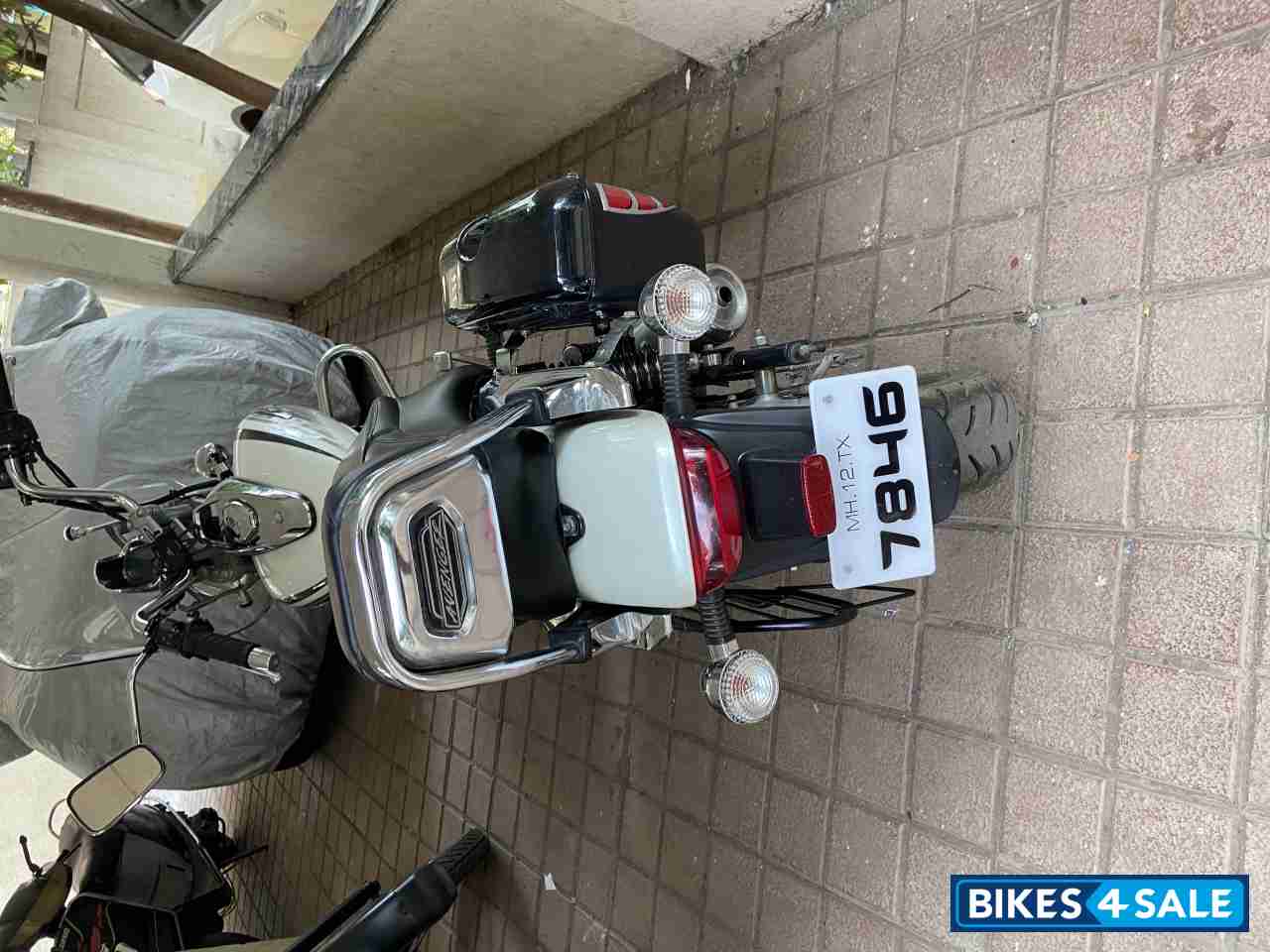 Moon White Bajaj Avenger Cruise 220 Moon White Bajaj Avenger Cruise 220