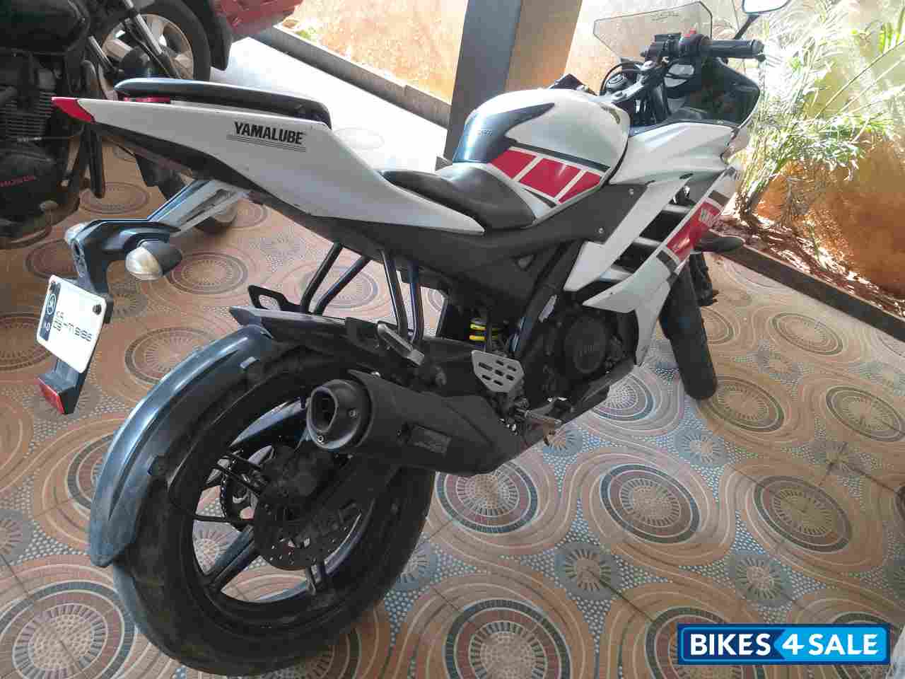 White & Red Yamaha YZF R15