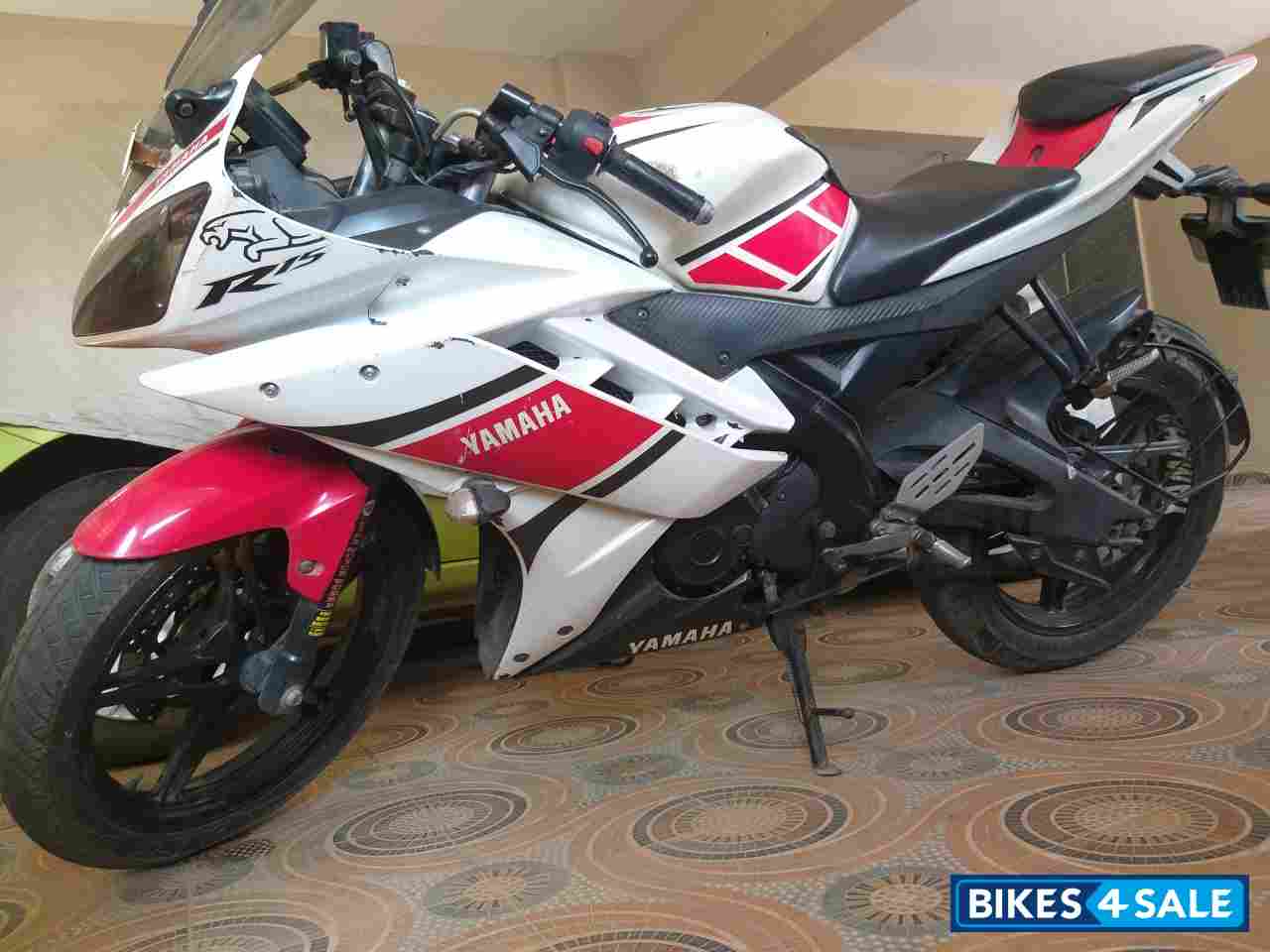 White & Red Yamaha YZF R15