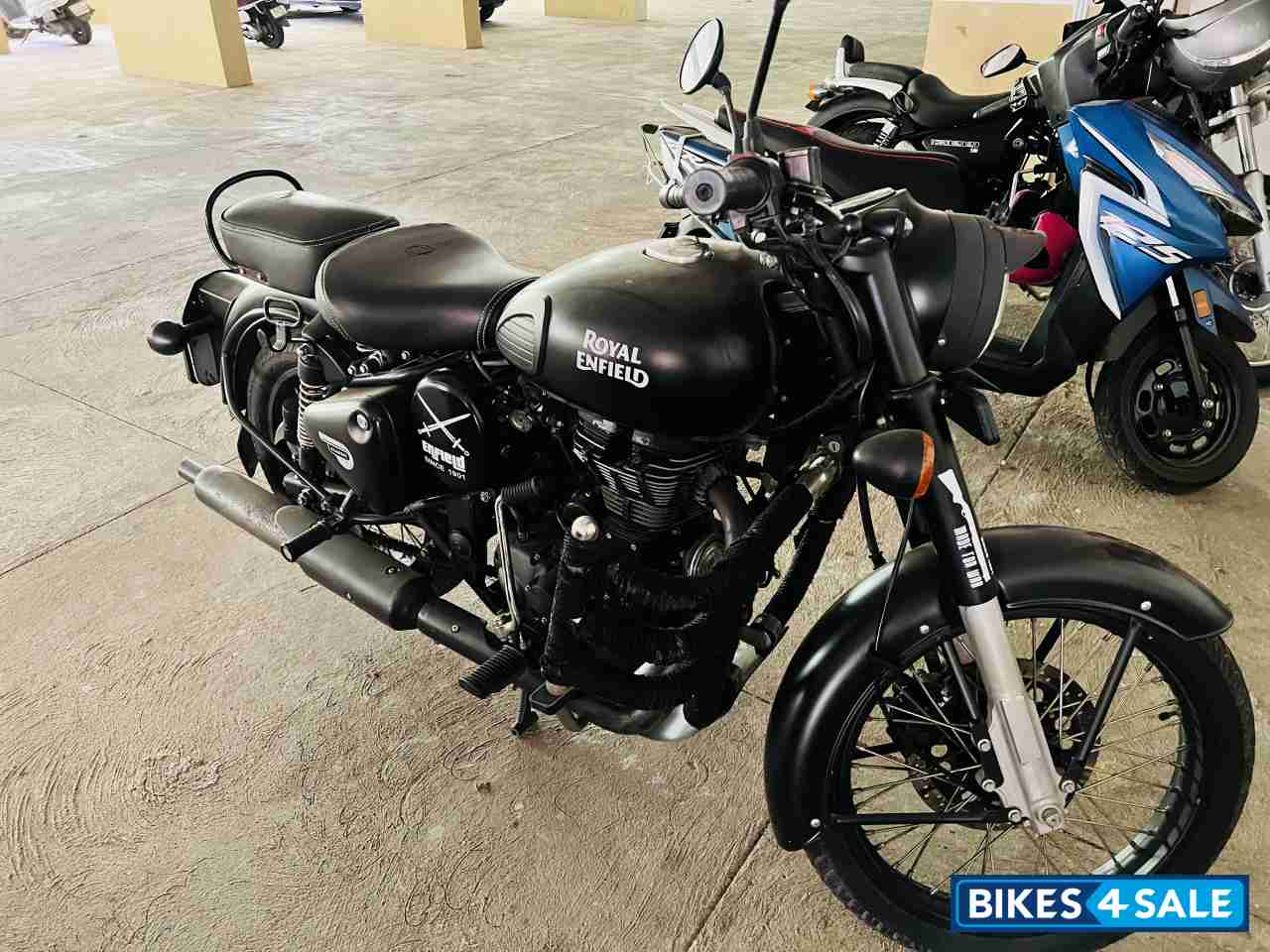 Royal Enfield Classic Stealth Black