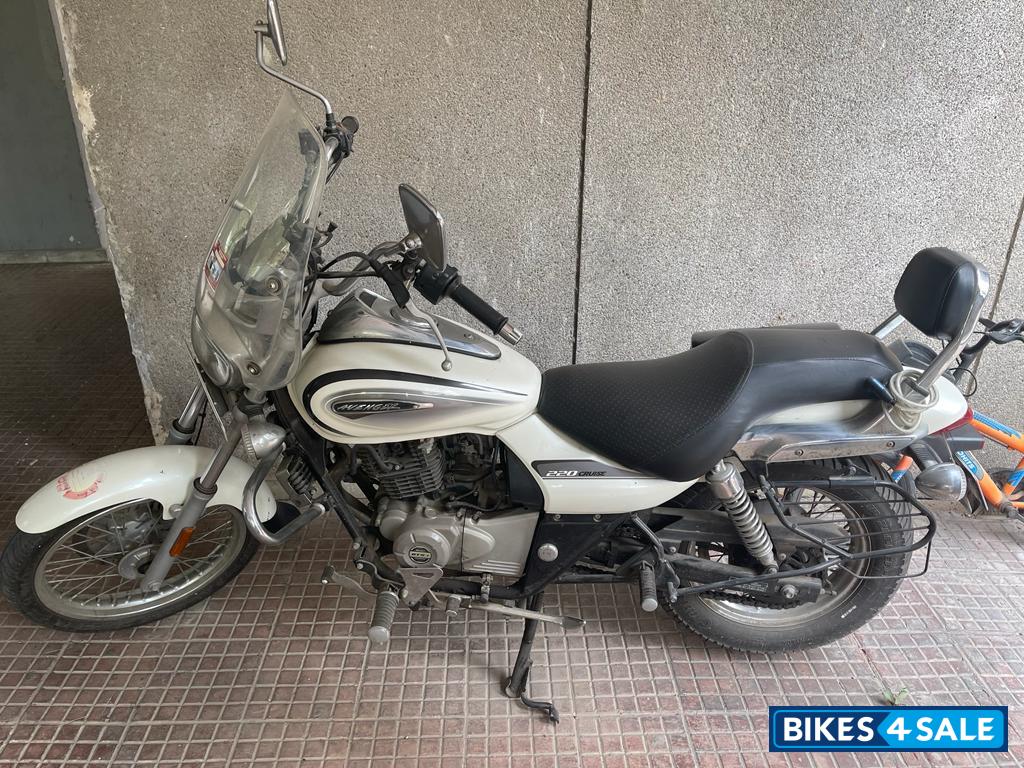 White Bajaj Avenger Cruise 220