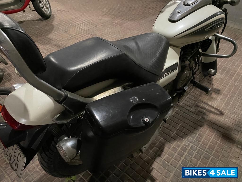 White Bajaj Avenger Cruise 220