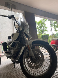 White Bajaj Avenger Cruise 220