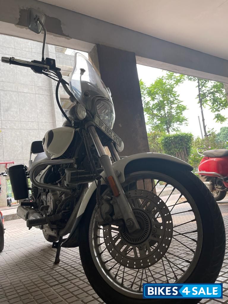 White Bajaj Avenger Cruise 220