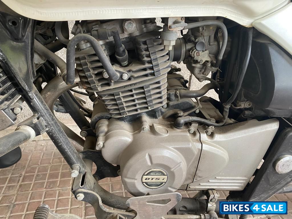 White Bajaj Avenger Cruise 220