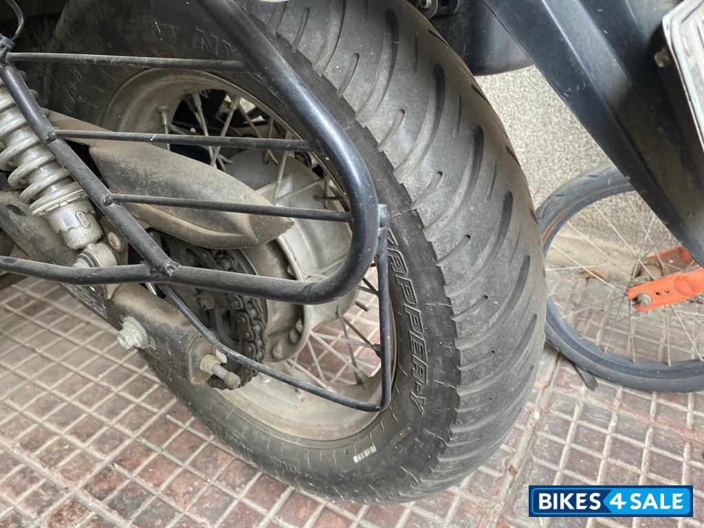 White Bajaj Avenger Cruise 220