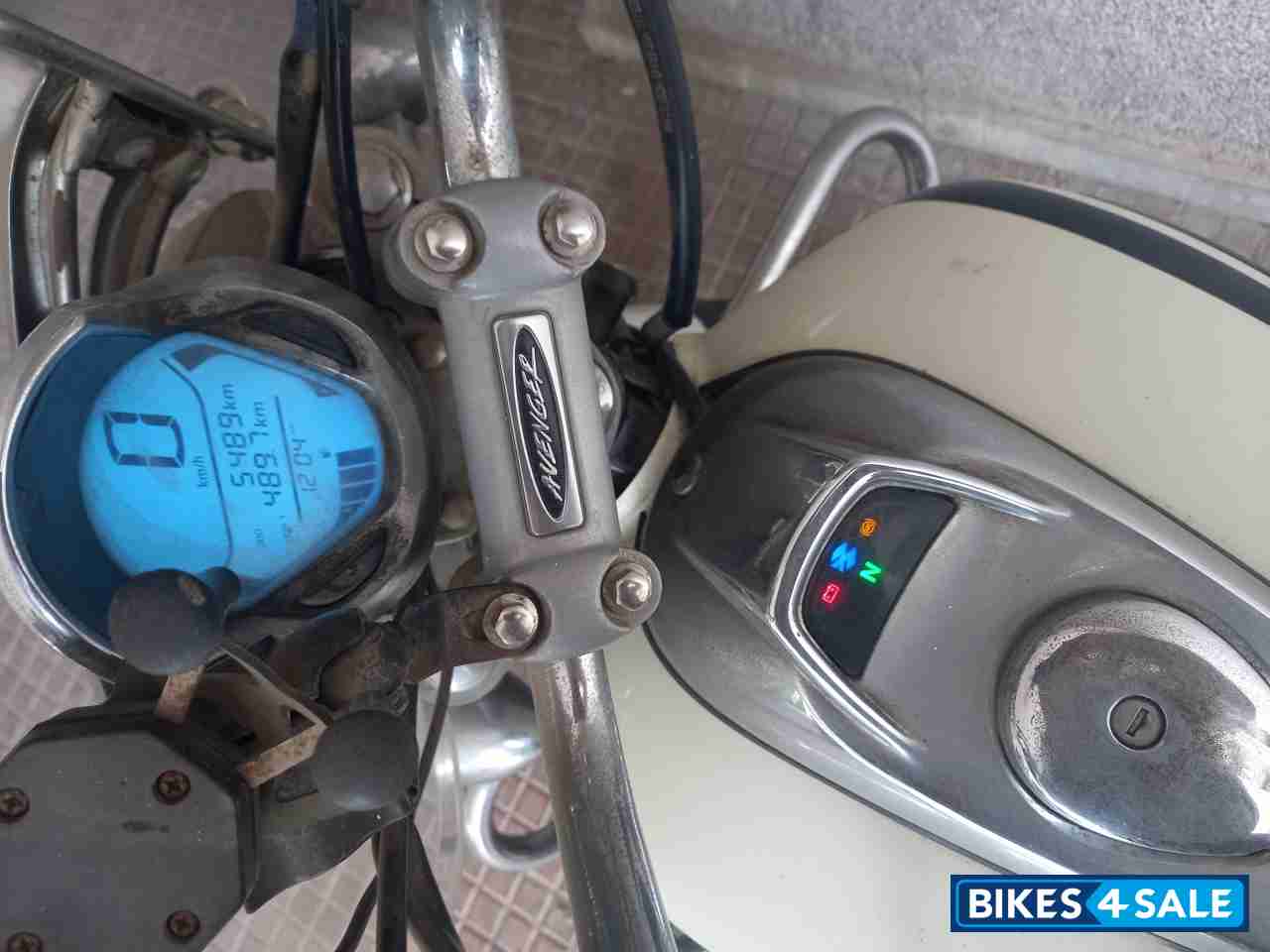 White Bajaj Avenger Cruise 220