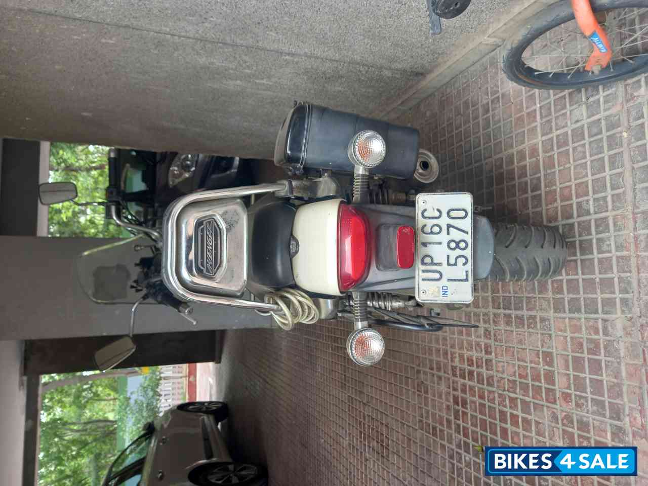 White Bajaj Avenger Cruise 220