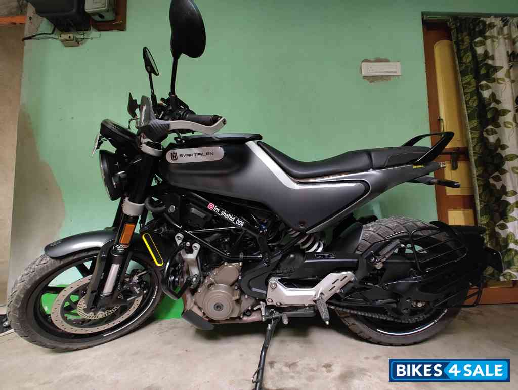 Grey Husqvarna Svartpilen 250 2022