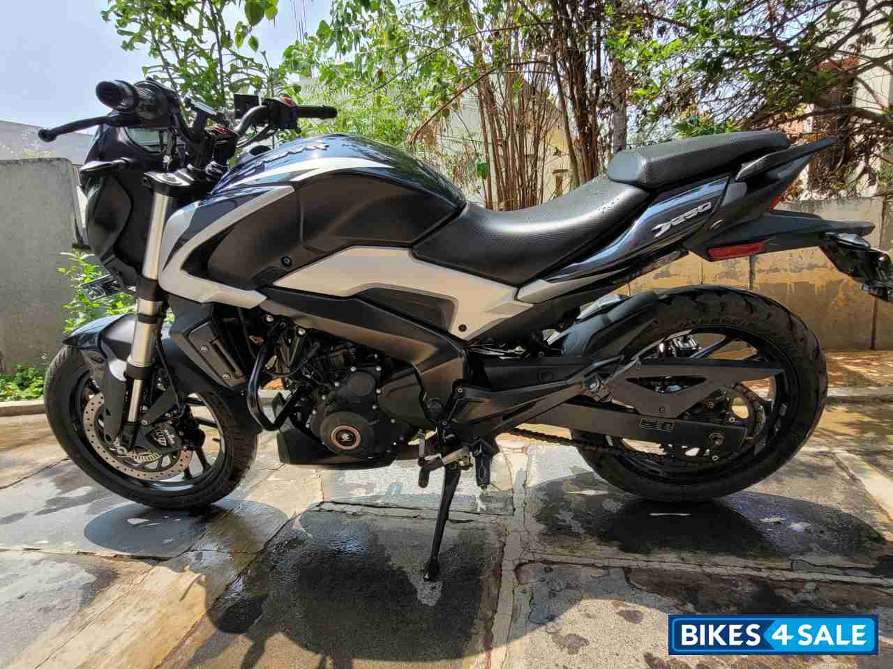 Sparkling Black Bajaj Dominar 250 2022