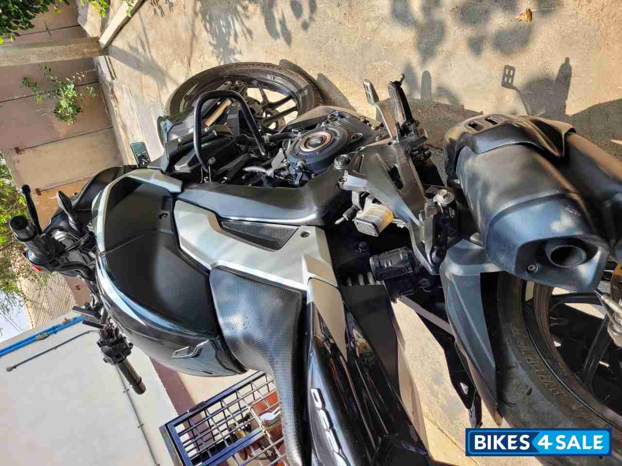 Sparkling Black Bajaj Dominar 250 2022