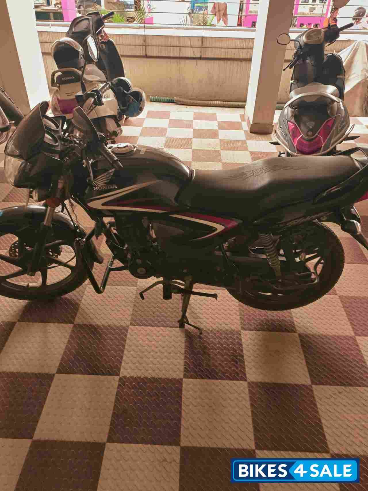 Black Honda CB Shine