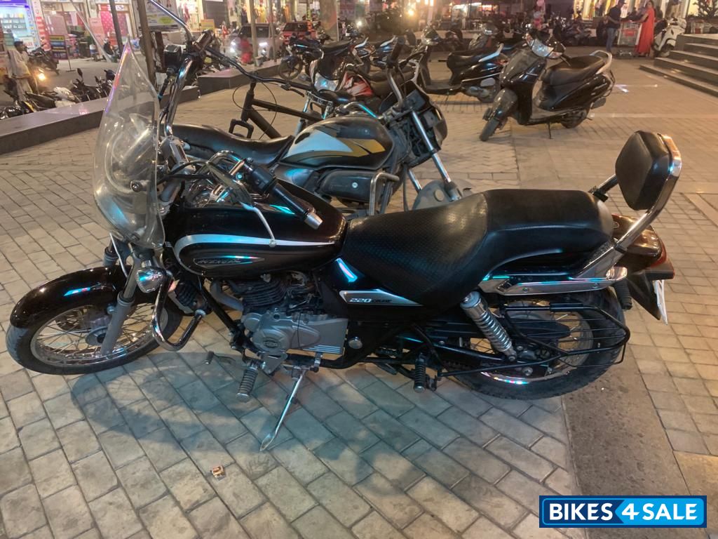 Brown Bajaj Avenger Cruise 220