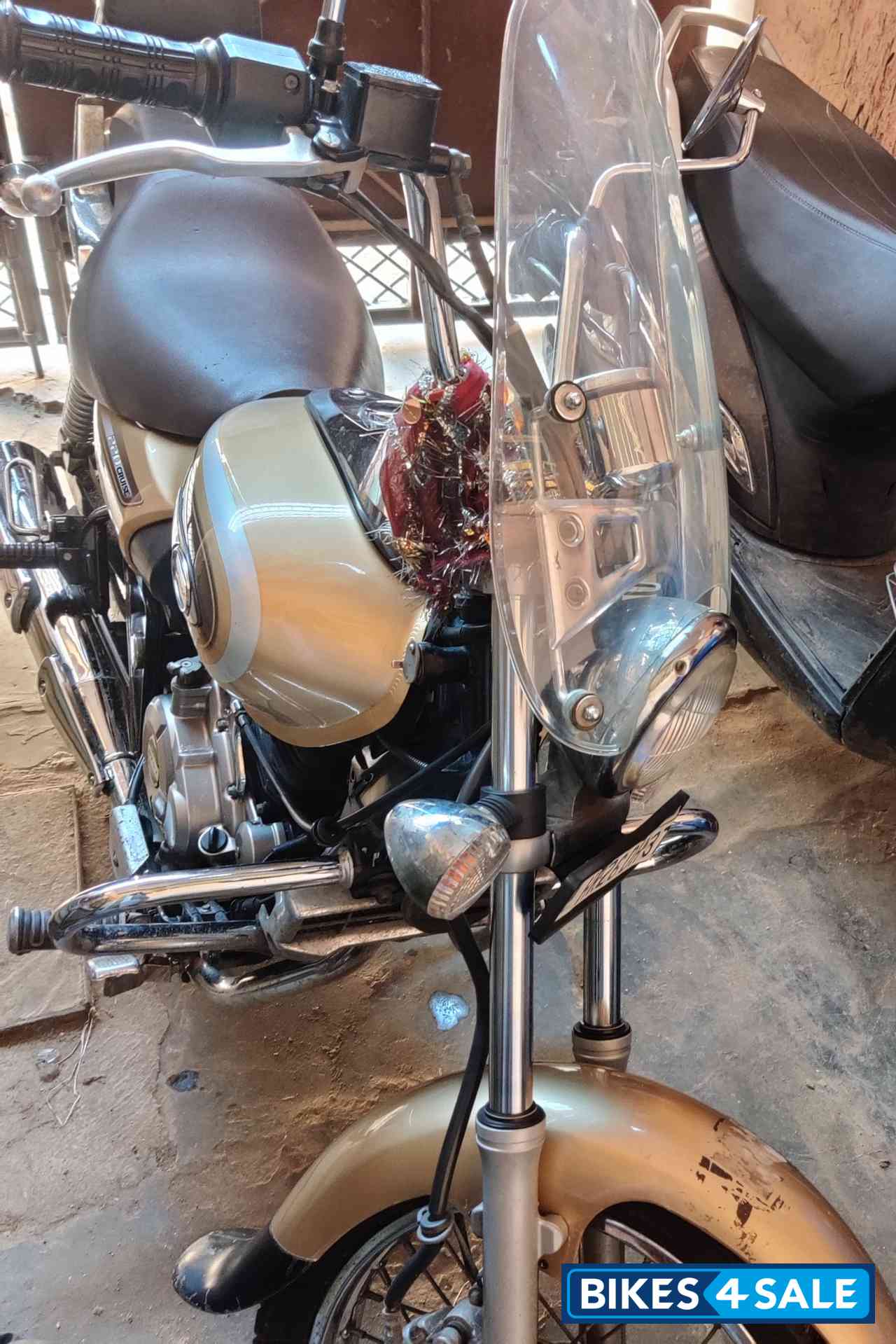 Brown Bajaj Avenger Cruise 220