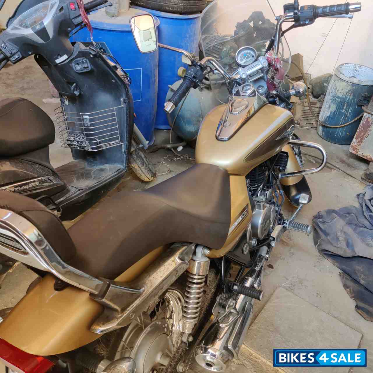 Brown Bajaj Avenger Cruise 220