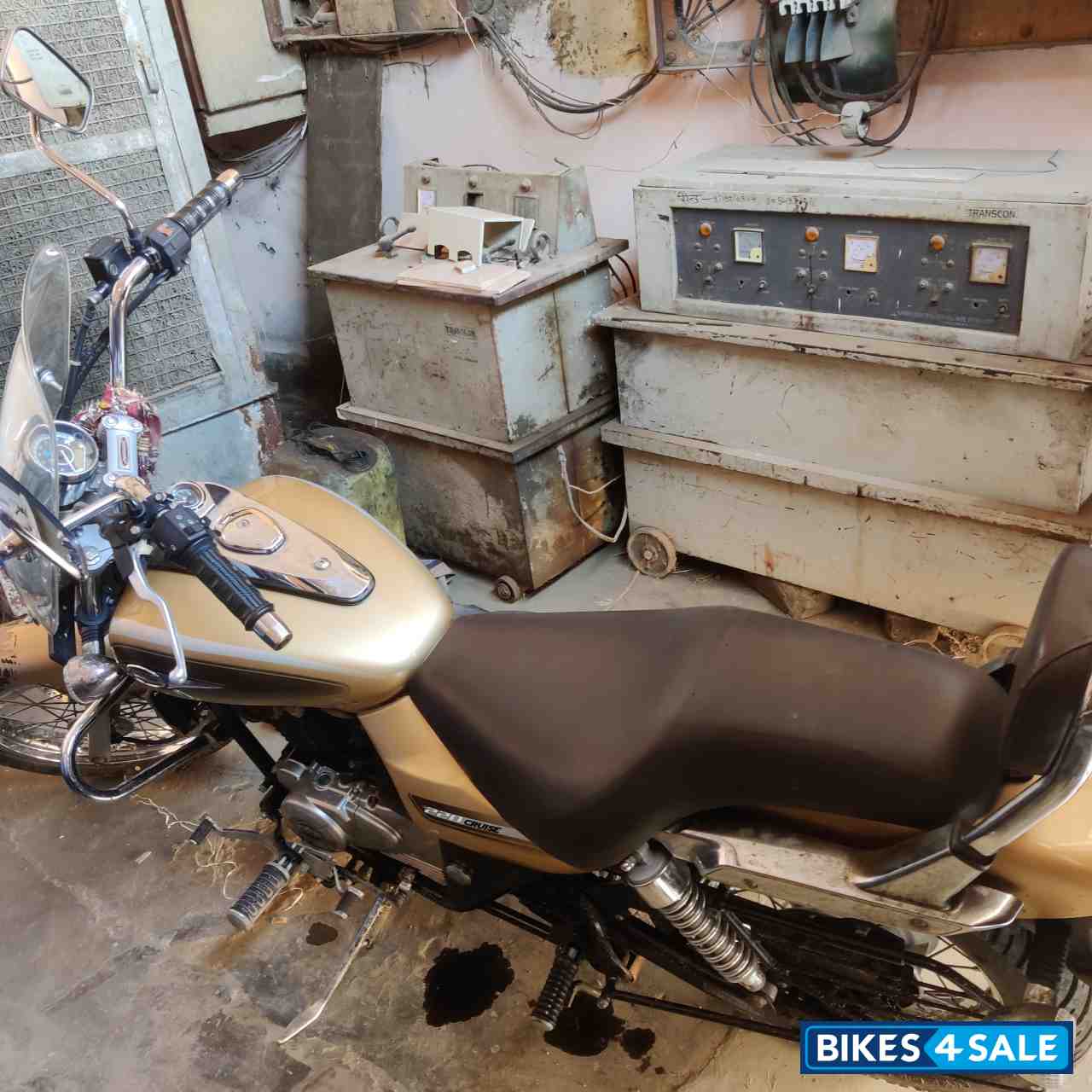 Brown Bajaj Avenger Cruise 220