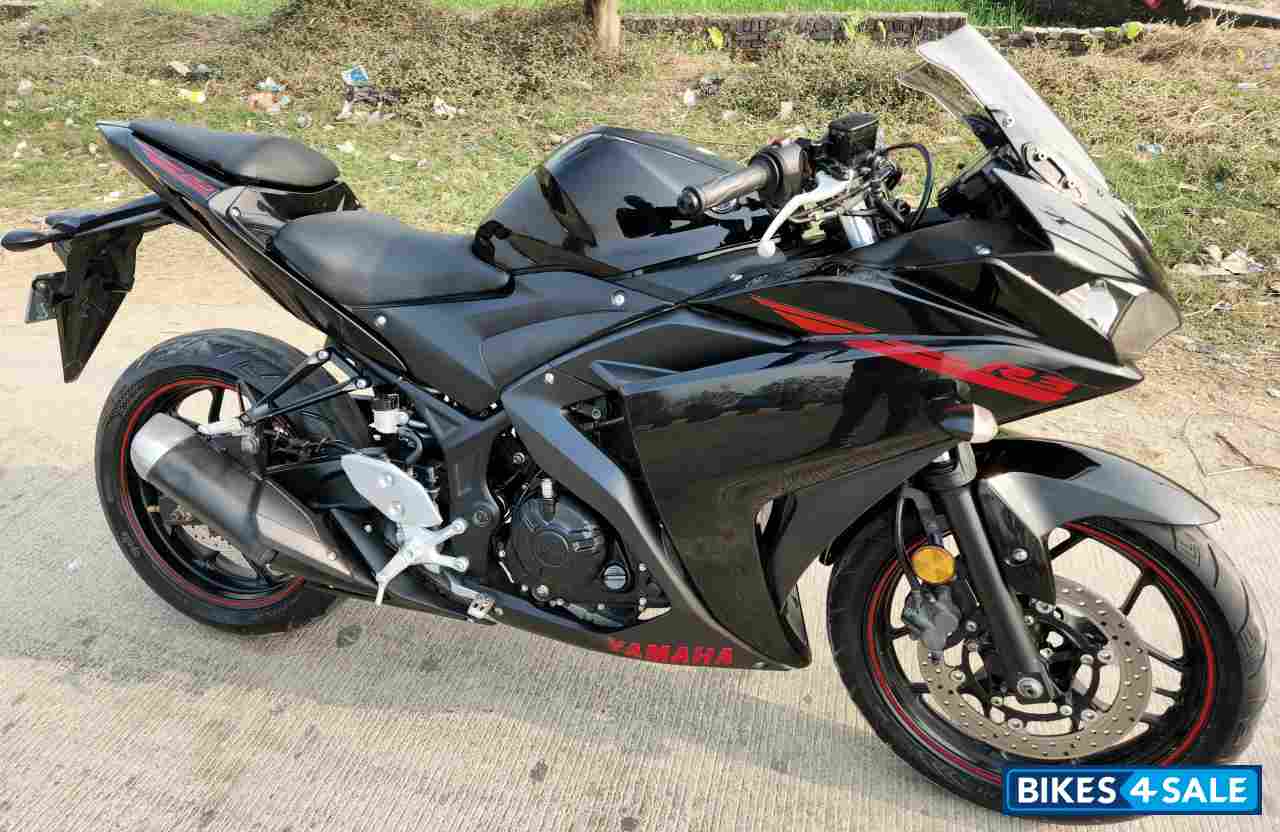 Black Yamaha YZF R3