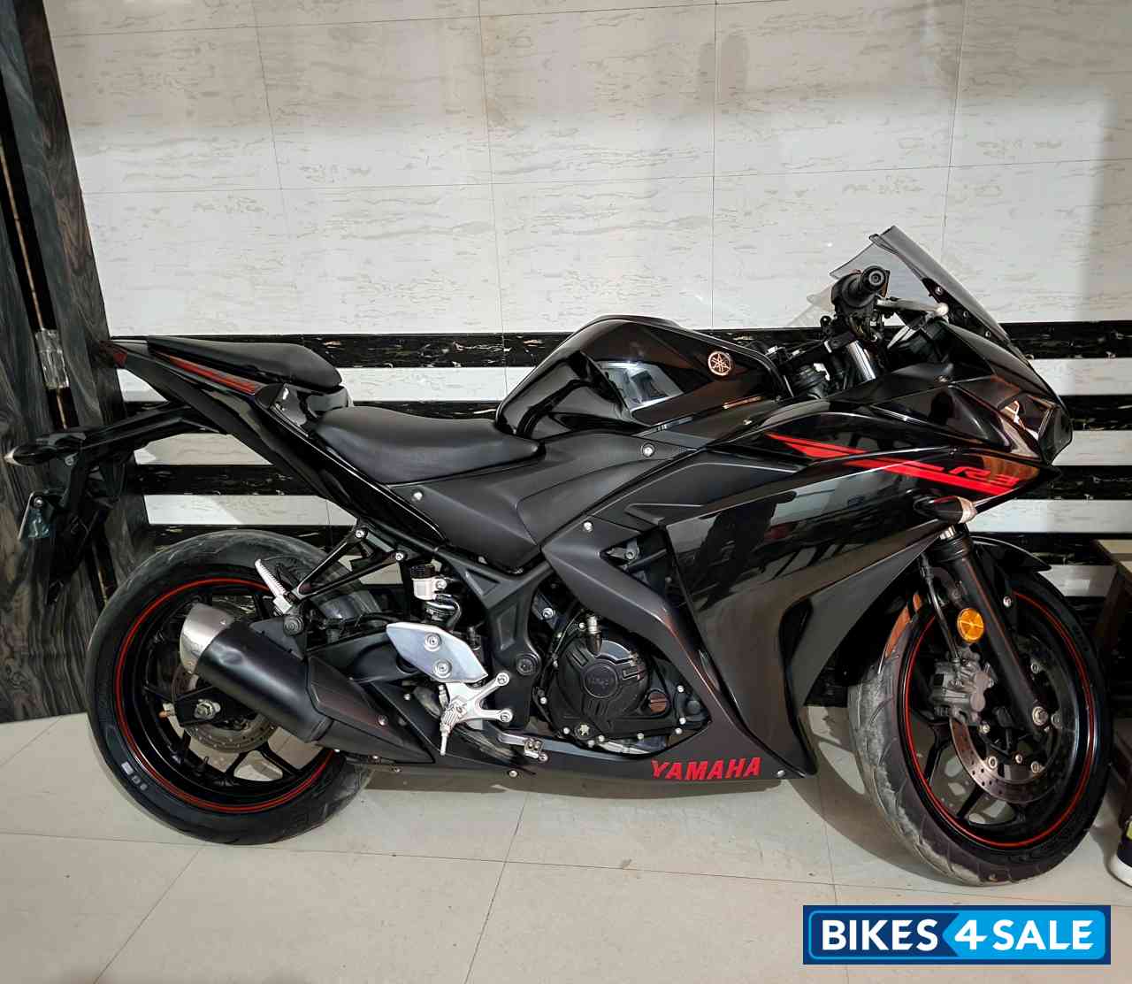 Black Yamaha YZF R3