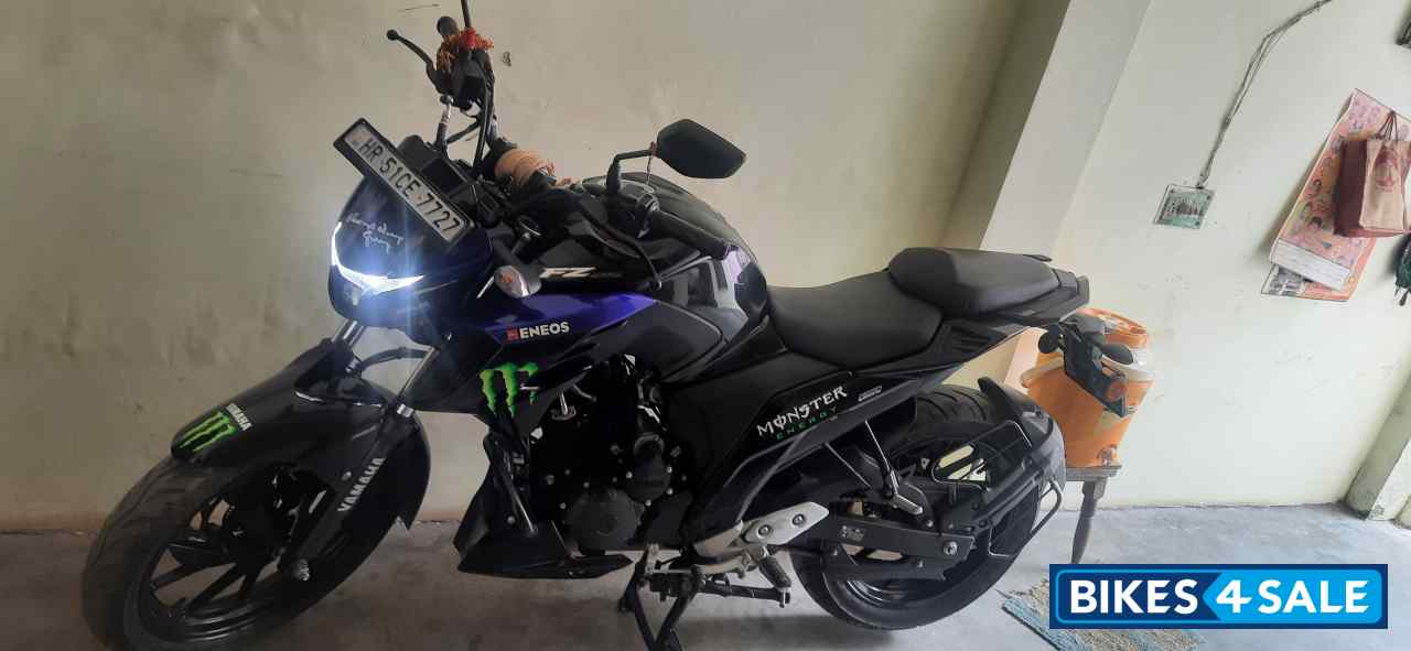 Black Yamaha FZS 25 BS6