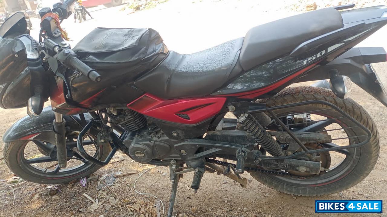 Black And Red Bajaj Pulsar 150 Twin Disc Picture 2. Bike ID 562978