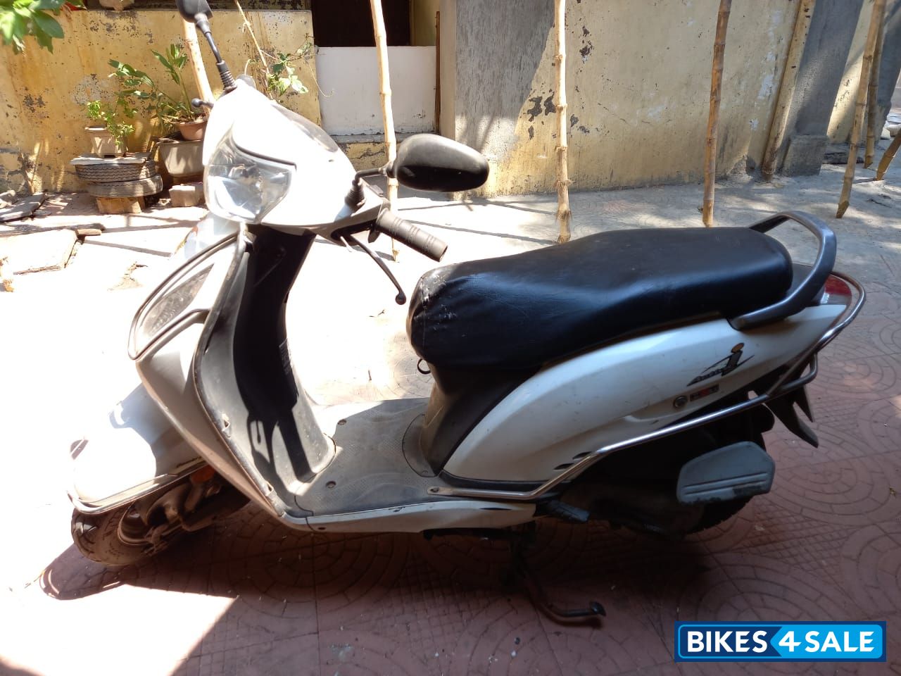 White Honda Activa i