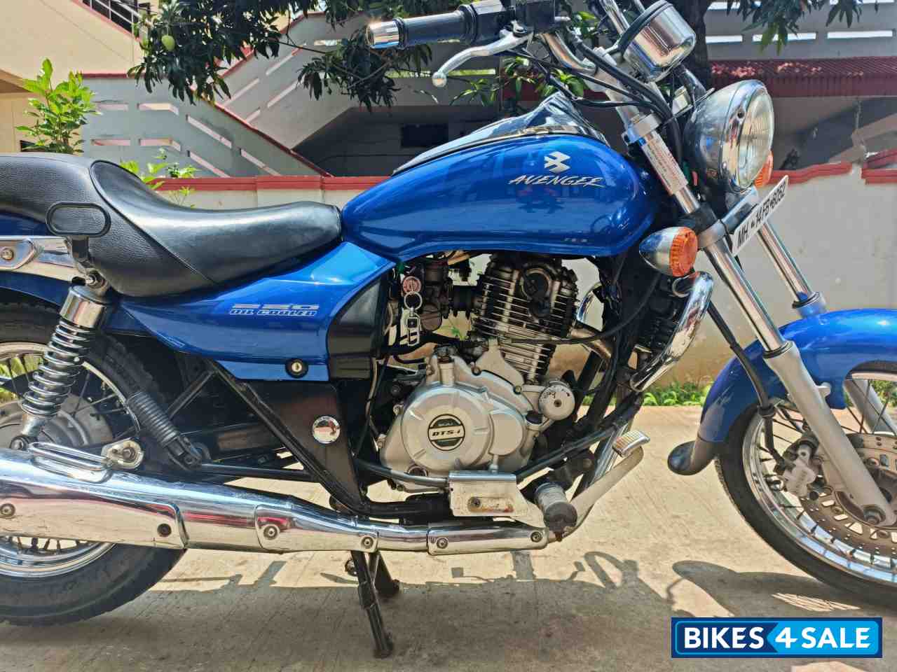Blue Bajaj Avenger 220 DTS-i
